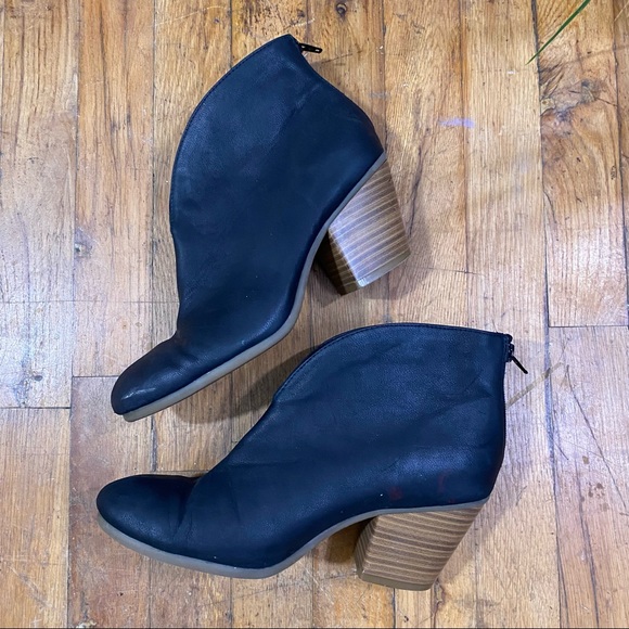 A2 By Aerosoles Shoes - EUC A2 by Aerosoles Ankle Boots Zip Up Back Faux Suede Stacked Heel 8.5